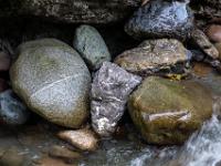 Verschiedenfarbiges Felsgeröll im Teleblick